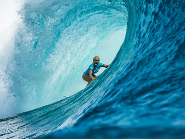 First women’s perfect 10 at surfing’s infamous ‘wall of skulls’